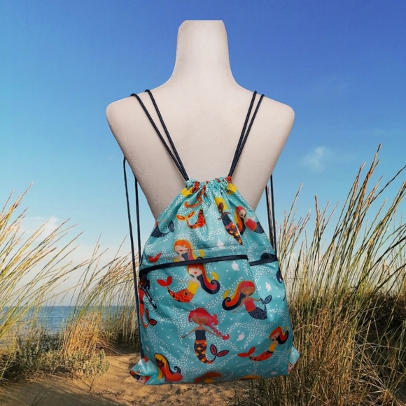 thirty-one Handbags - NWOT thirty-one Cinching Beach Bag/Backpack
